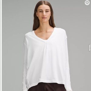 Lululemon Back in Action - V-neck shirt